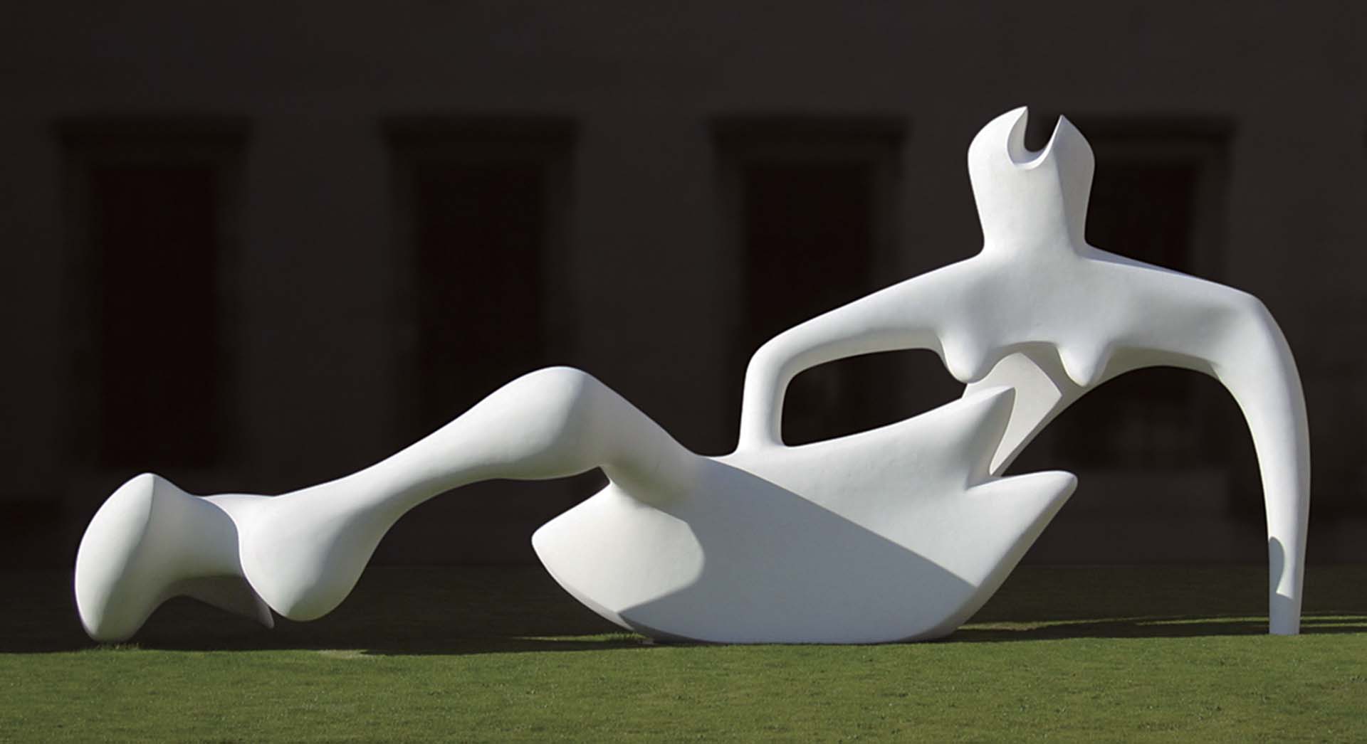 亨利．摩爾的雕塑作品《斜倚人形》（Reclining Figure，1951）。（©Wikipedia）