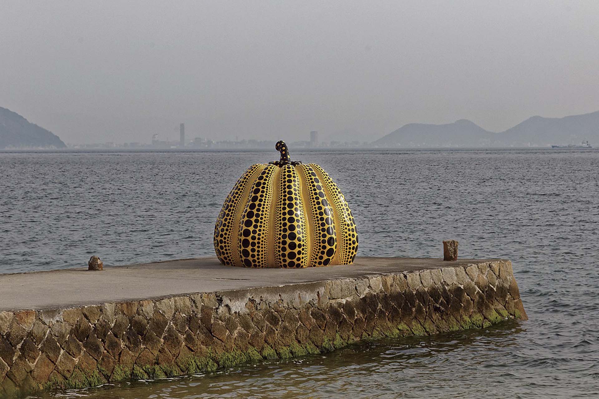 草間彌生的作品《黃色南瓜》於直島。（© Wikipedia）