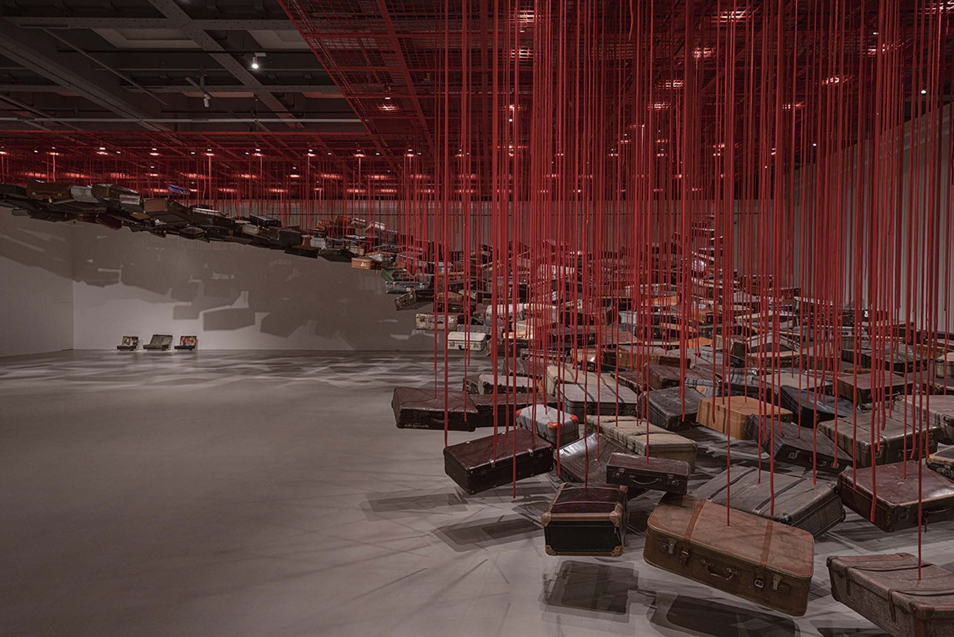 塩田千春作品《集聚—找尋目的地》（2014／2021）於臺北市立美術館「塩田千春：顫動的靈魂」展覽現場。（攝影／林冠名，臺北市立美術館提供）