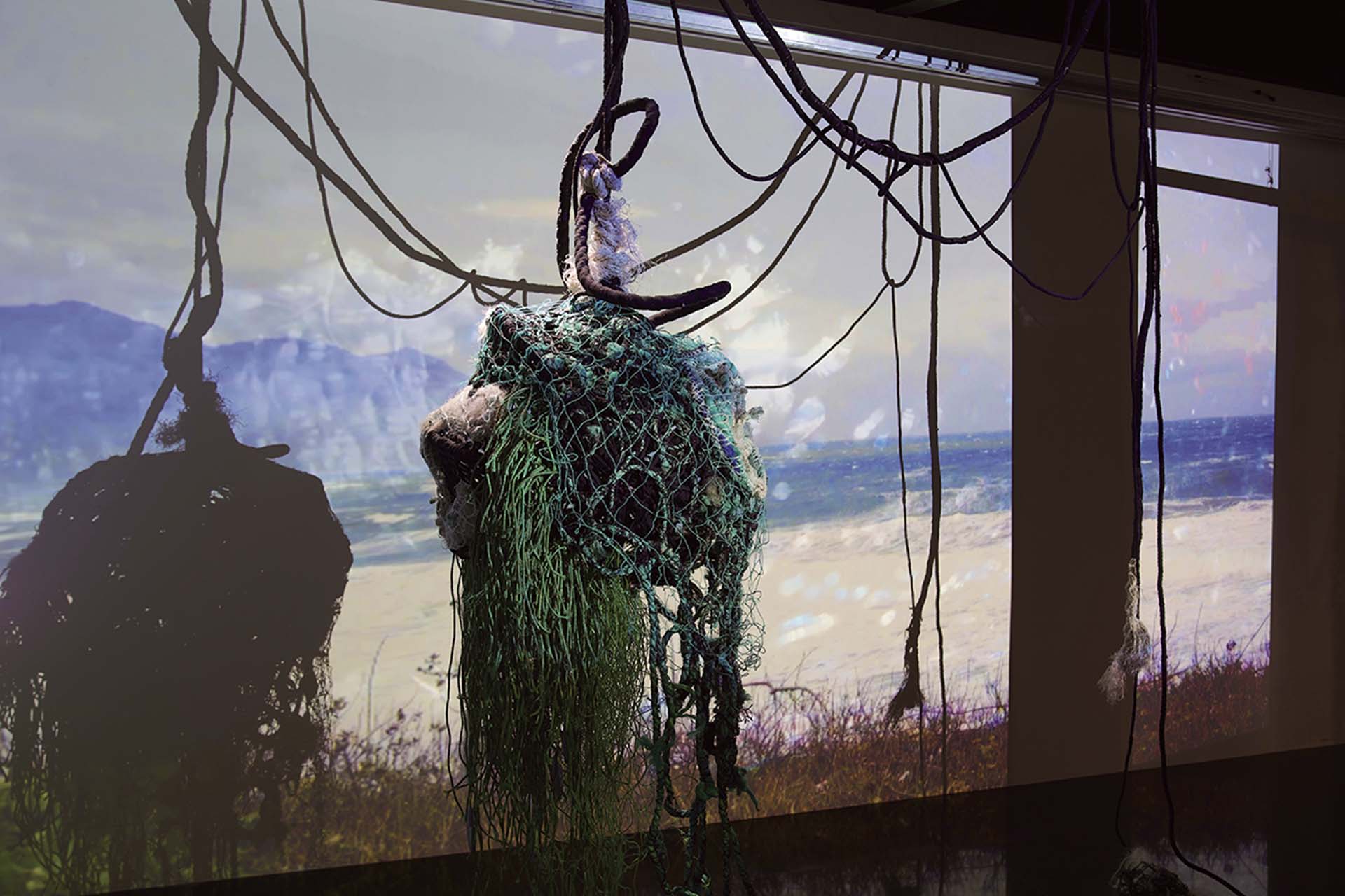 安聖惠作品於台灣原住民族文化園區八角樓特展館的「女性團結:接受.轉向.擴張」展覽現場。(攝影/陳駿綸)