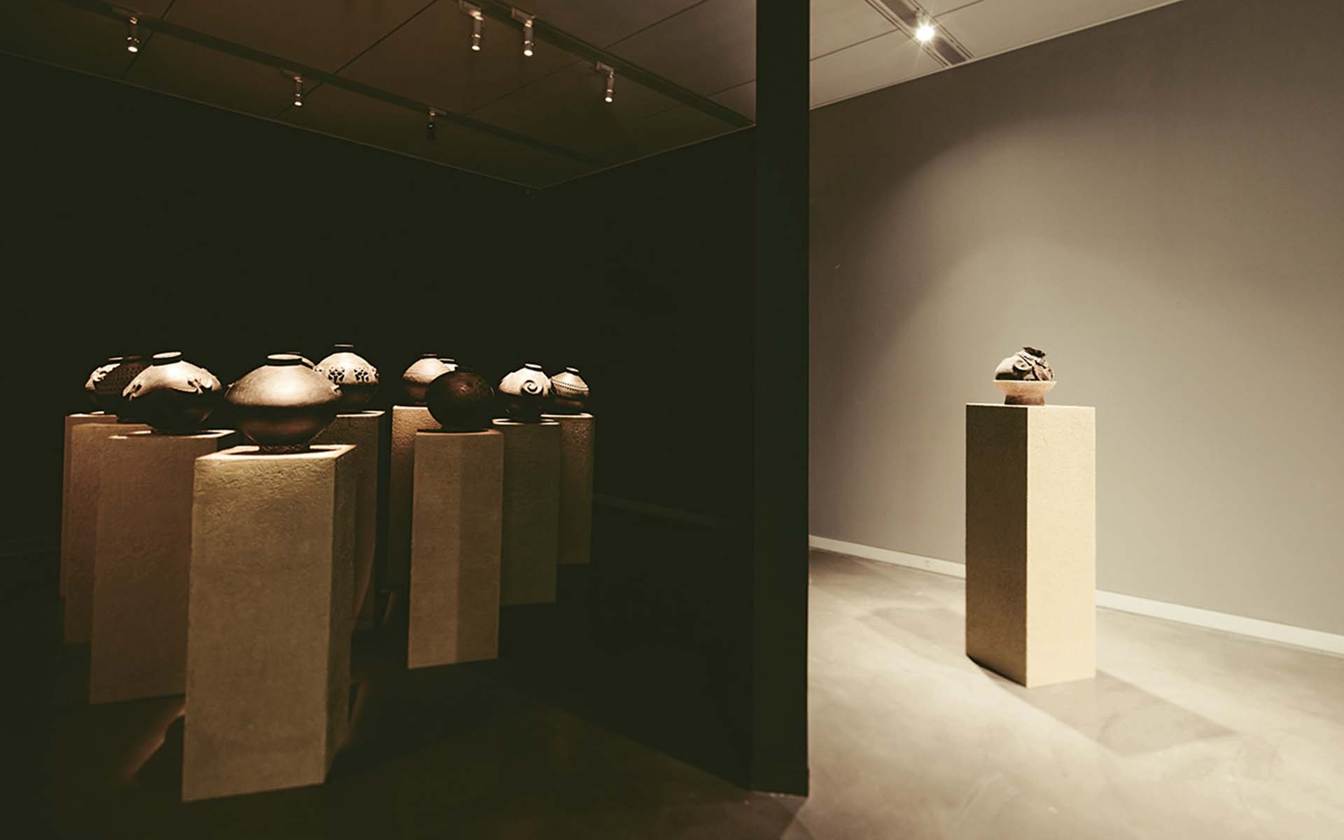 雷斌作品《談古說今》於高美館「泛.南.島藝術祭」展覽現場。(高雄市立美術館提供)