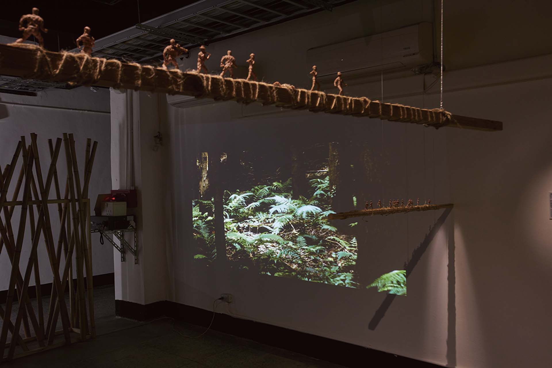 「mapalak tnbarah 路 折枝」Pulima藝術節同盟關係成果展於C-LAB展出現場，圖為古羅文君「歧路森林」計畫。（原住民族文化事業基金會提供）