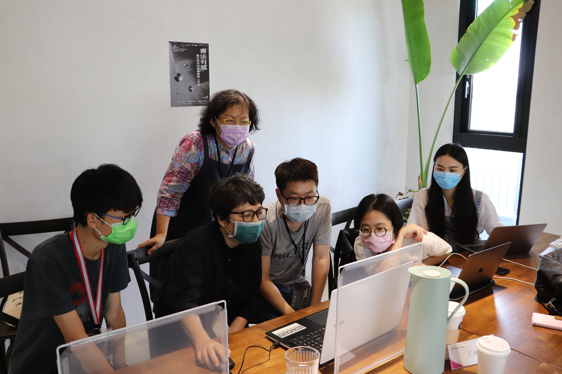 國立臺南大學國語文學系副教授莊千慧與小組學員在現場工作坊中討論策展提案。（桃園市立美術館提供）
