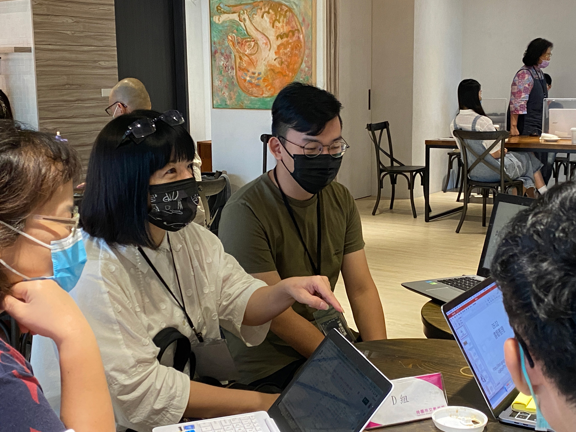 謝佩霓策劃人在小組討論提案的過程中，針對展覽提案的操作與學員交換意見。（桃園市立美術館提供）
