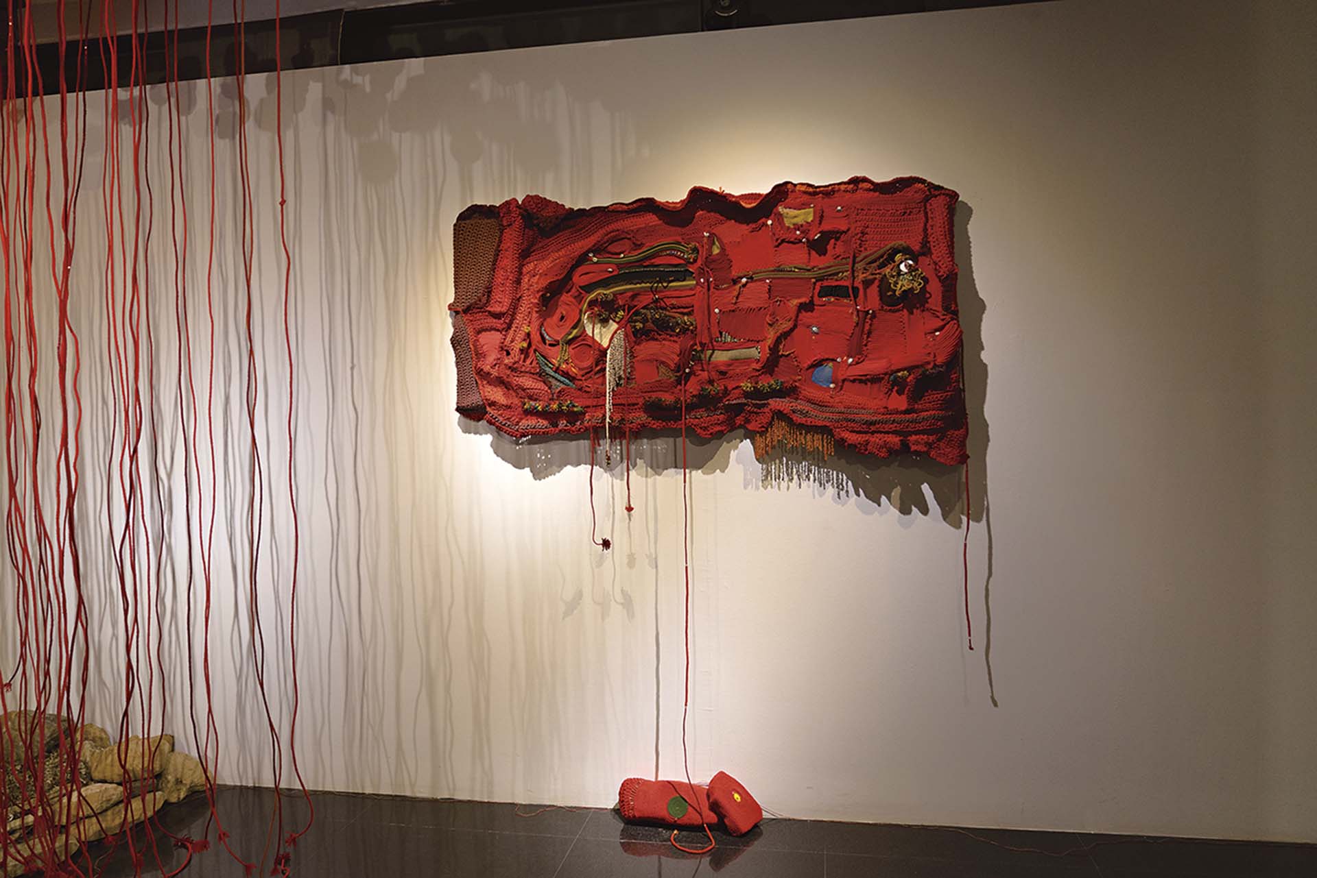 原住民藝術特展「深山裡的後花園」武玉玲，《Vu Vu的花園》，回收布料、有機棉、棉線、纏繞、勾織、編結，50×130×30cm，2020。（台北國際藝術博覽會提供）