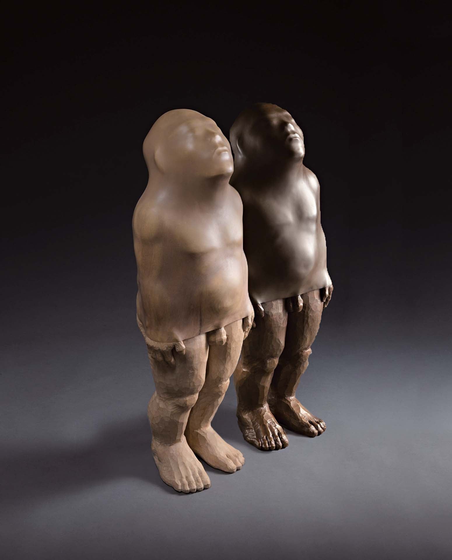 董旻晋，《新英雄系列—企》，木雕原件／銅雕，32×26×92 cm，2021。（清風Mr.Wing Gallery提供）