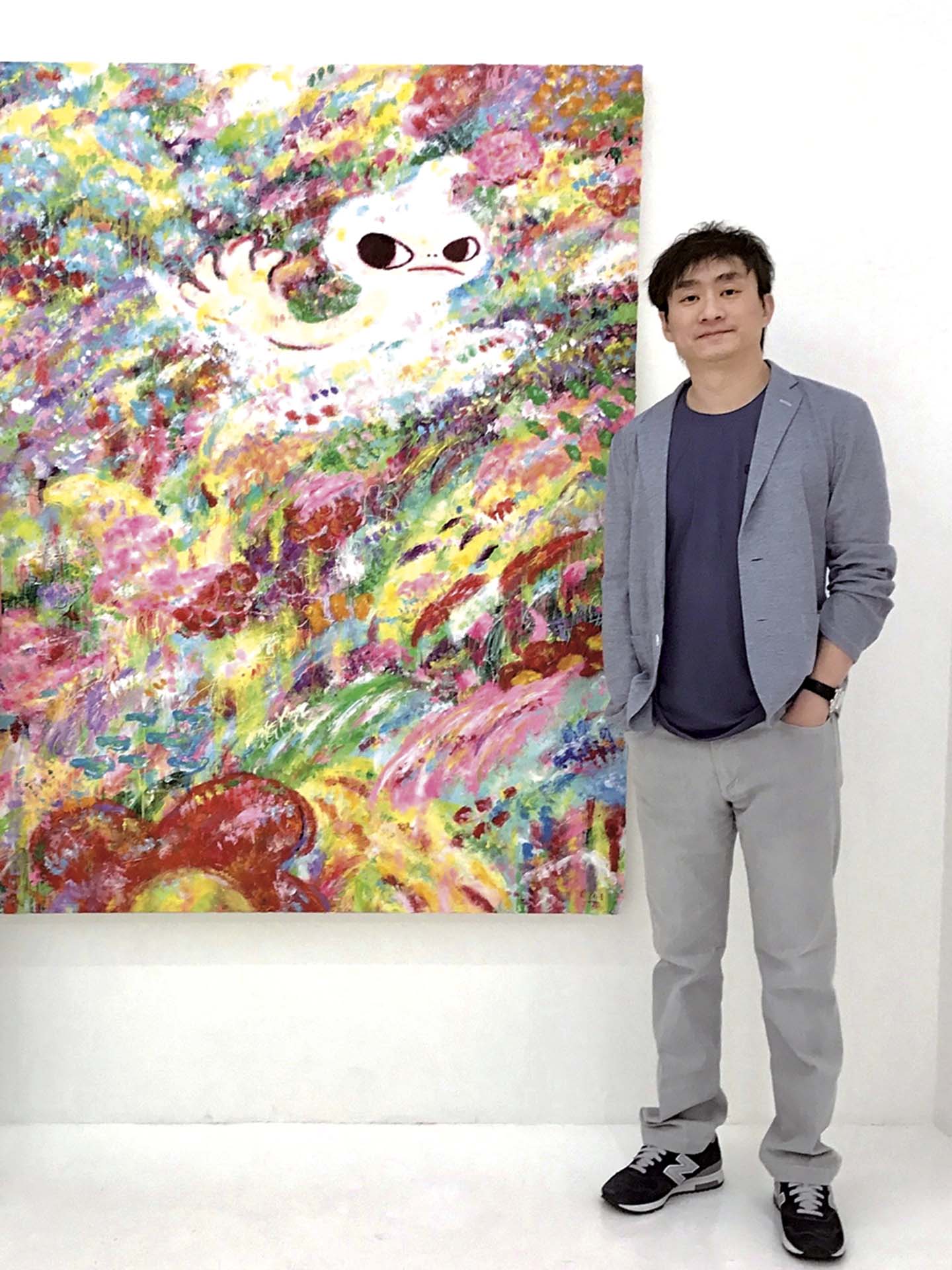 陳冠華與珍藏的六角彩子作品《Untitled》(2017)。(陳冠華提供)