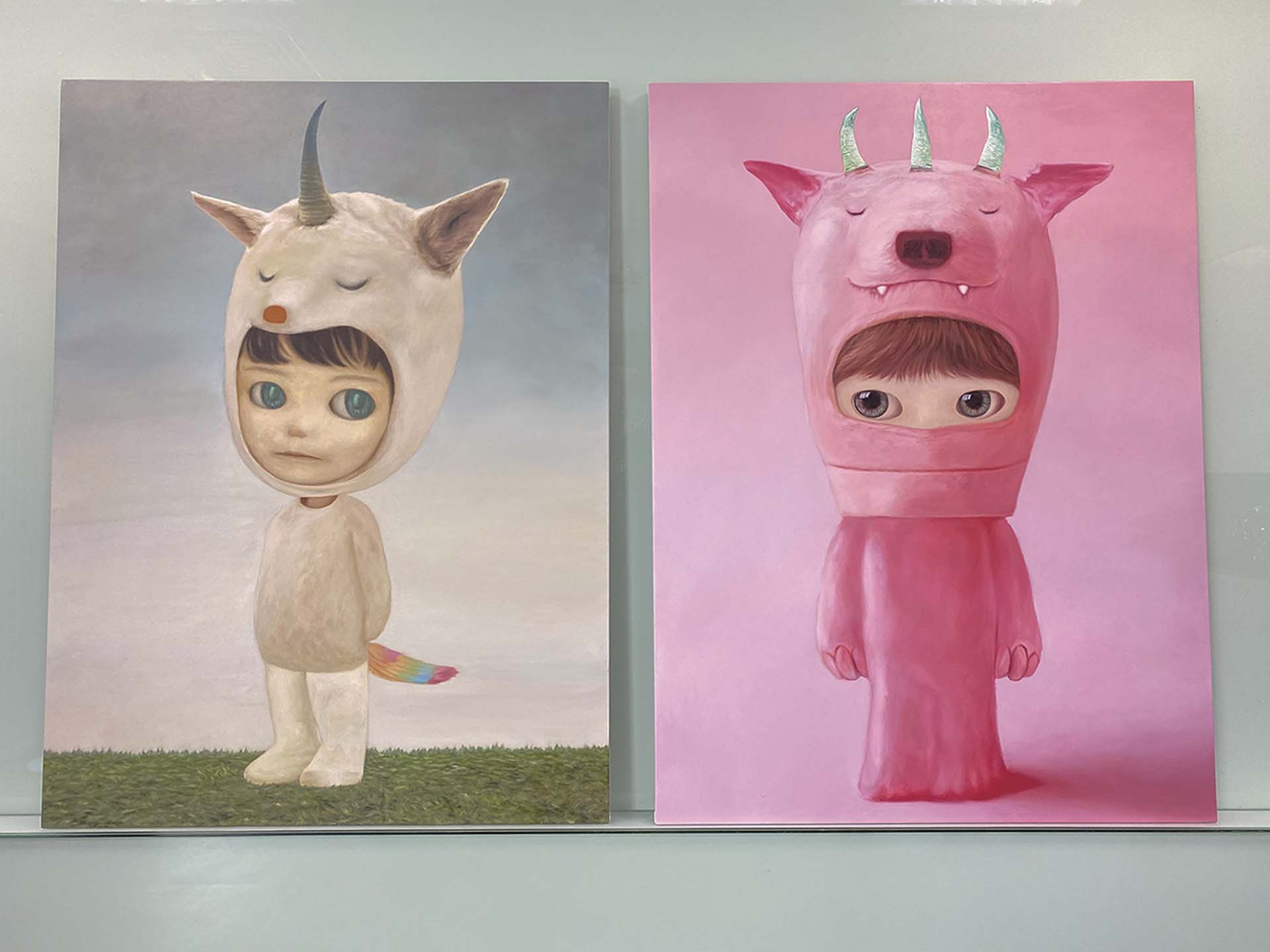 左 山本麻友香,《Unicorn》,油彩、畫布,130×97cm,2020 。(陳冠華提供)右 山本麻友香,《Pink Monster》,油彩、畫布,130×97cm,2020。(陳冠華提供)