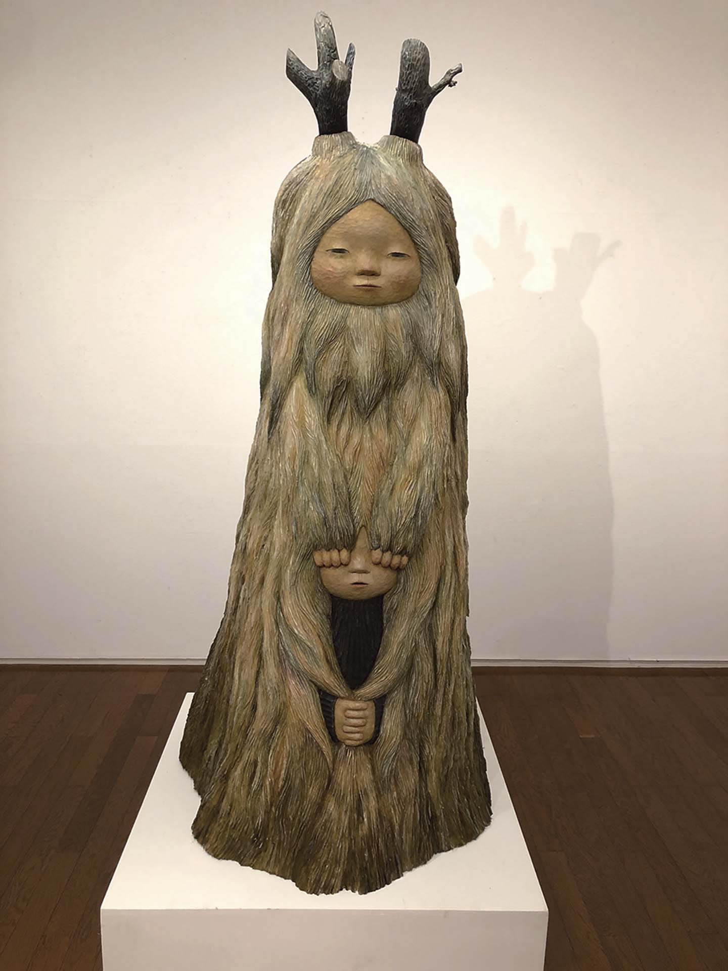 中村萌,《Hour of the dawn》,油彩、木,170×90×90cm ,2019。(陳冠華提供)