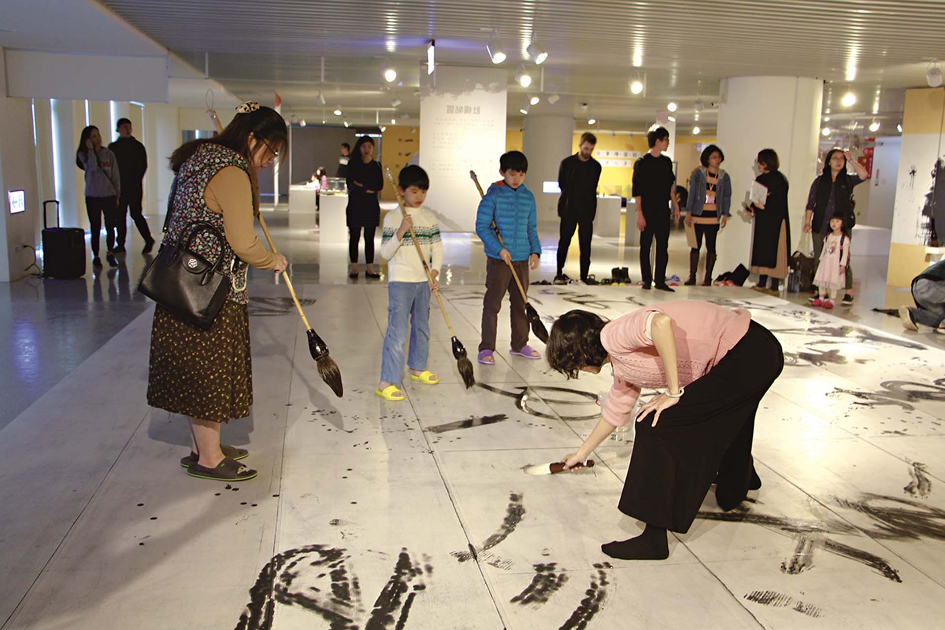 桃園市兒童美術館於2019年底策劃「玩筆弄墨—兒童書藝體驗展」，邀請書藝家段亭安帶著小朋友一起揮毫《肚痛帖》。（桃園市立美術館提供）