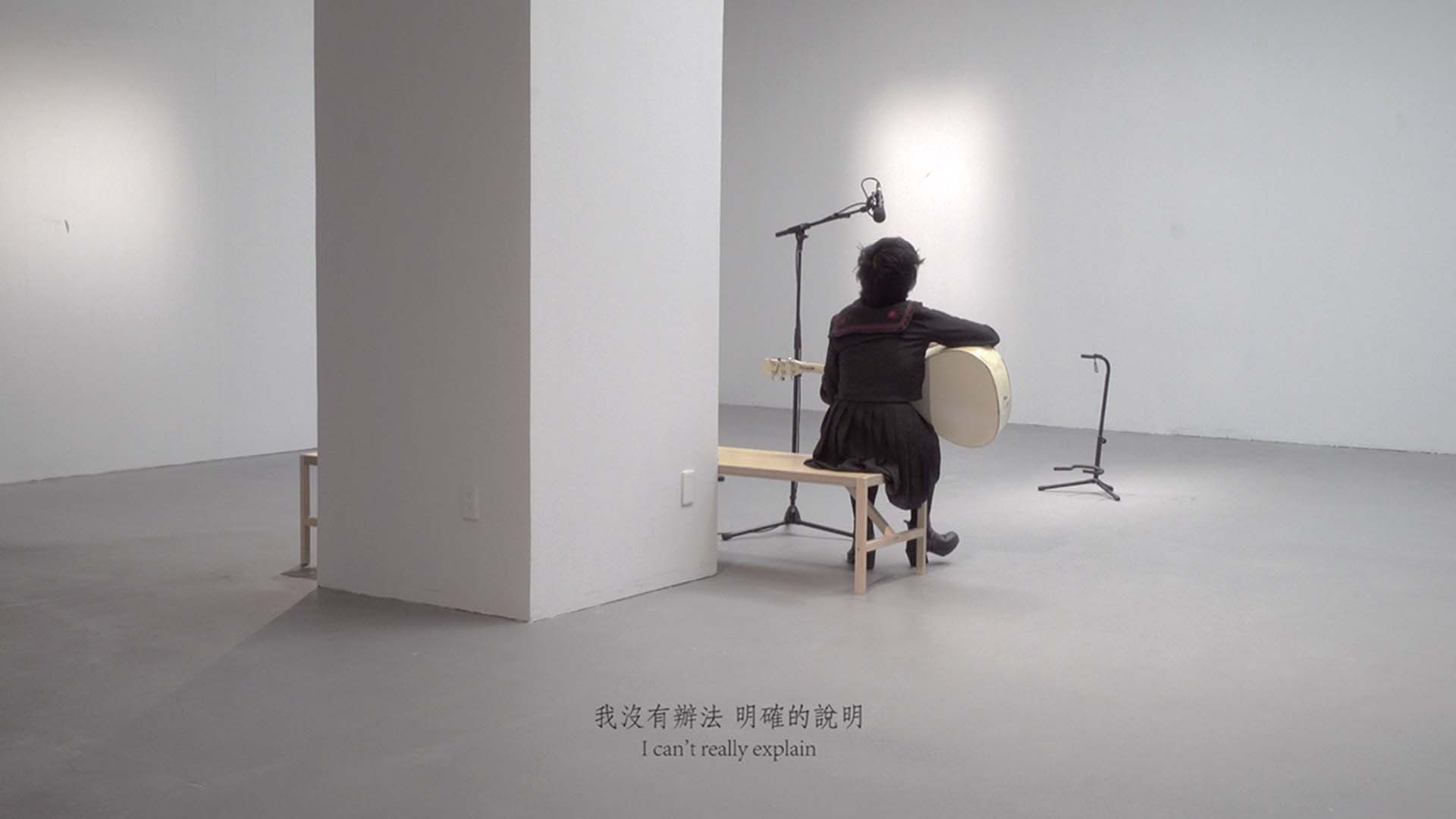 林以樂赴TKG+展場彈奏並演唱《十月October》的錄像截圖。（TKG+提供）