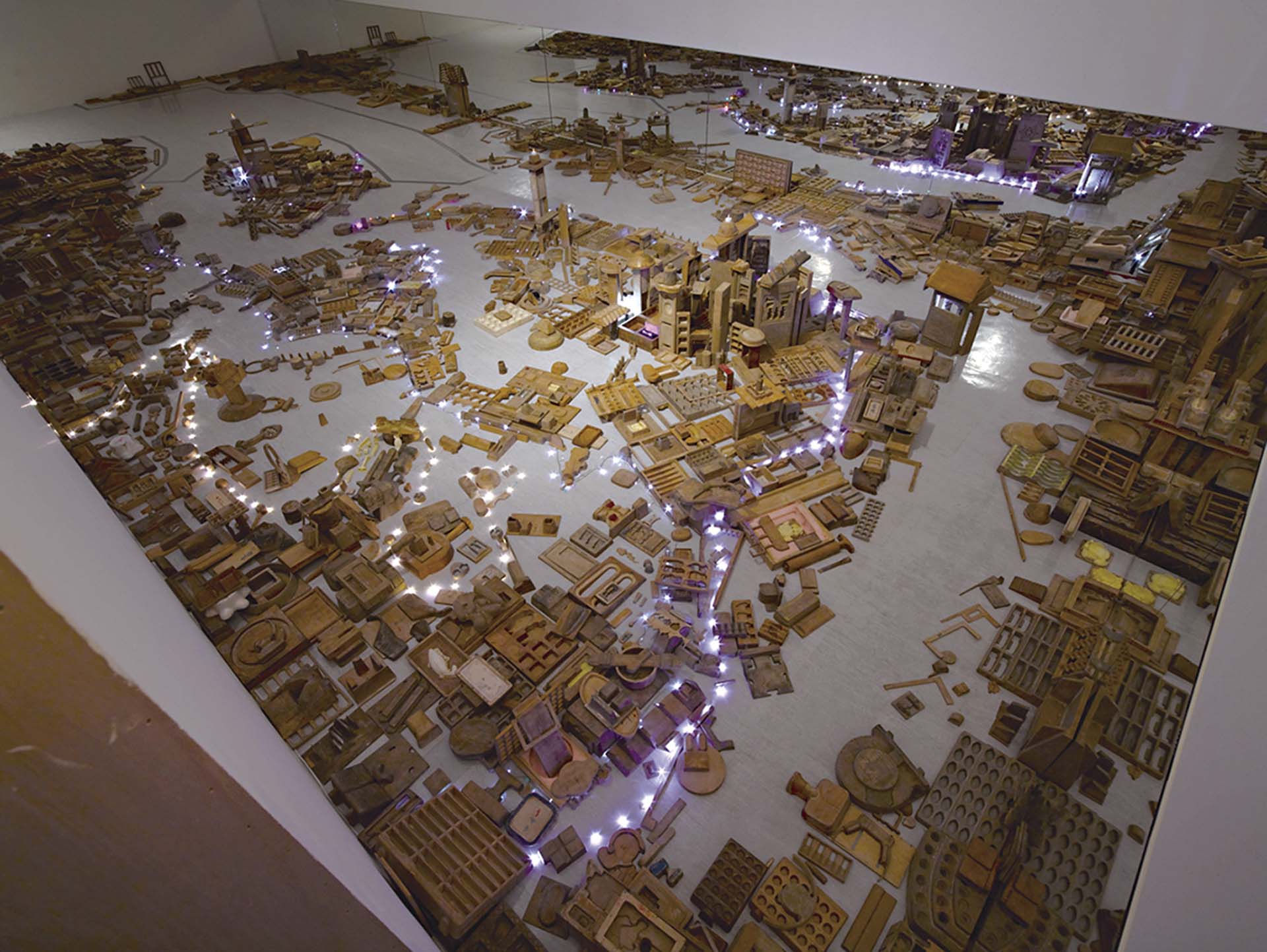 林書楷「陽台城市─積木城市語錄」系列作品於2016年「台灣美術雙年展—一座島嶼的可能性」展覽現場。（德鴻畫廊提供）