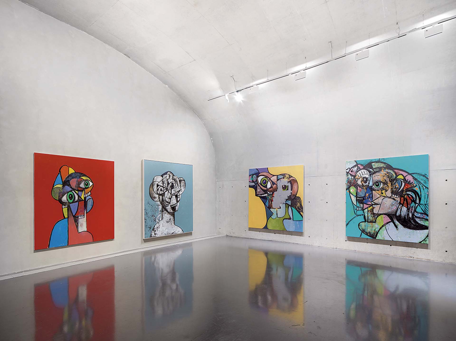 喬治．康多於上海龍美術館回顧展「圖像殿堂」展覽現場。（© George Condo， 攝影／JJYPHOTO，Courtesy the artist and Hauser & Wirth）