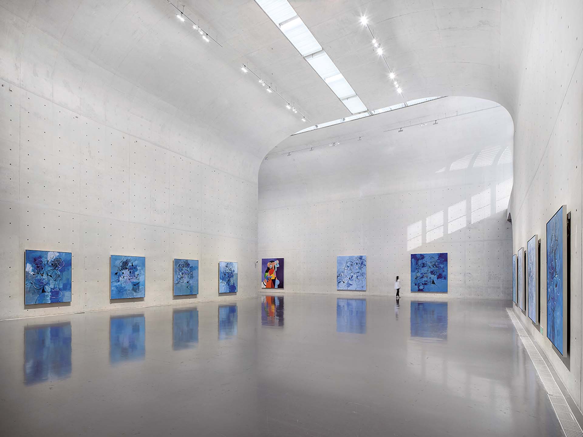 喬治．康多於上海龍美術館回顧展「圖像殿堂」展覽現場。（© George Condo， 攝影／JJYPHOTO，Courtesy the artist and Hauser & Wirth）