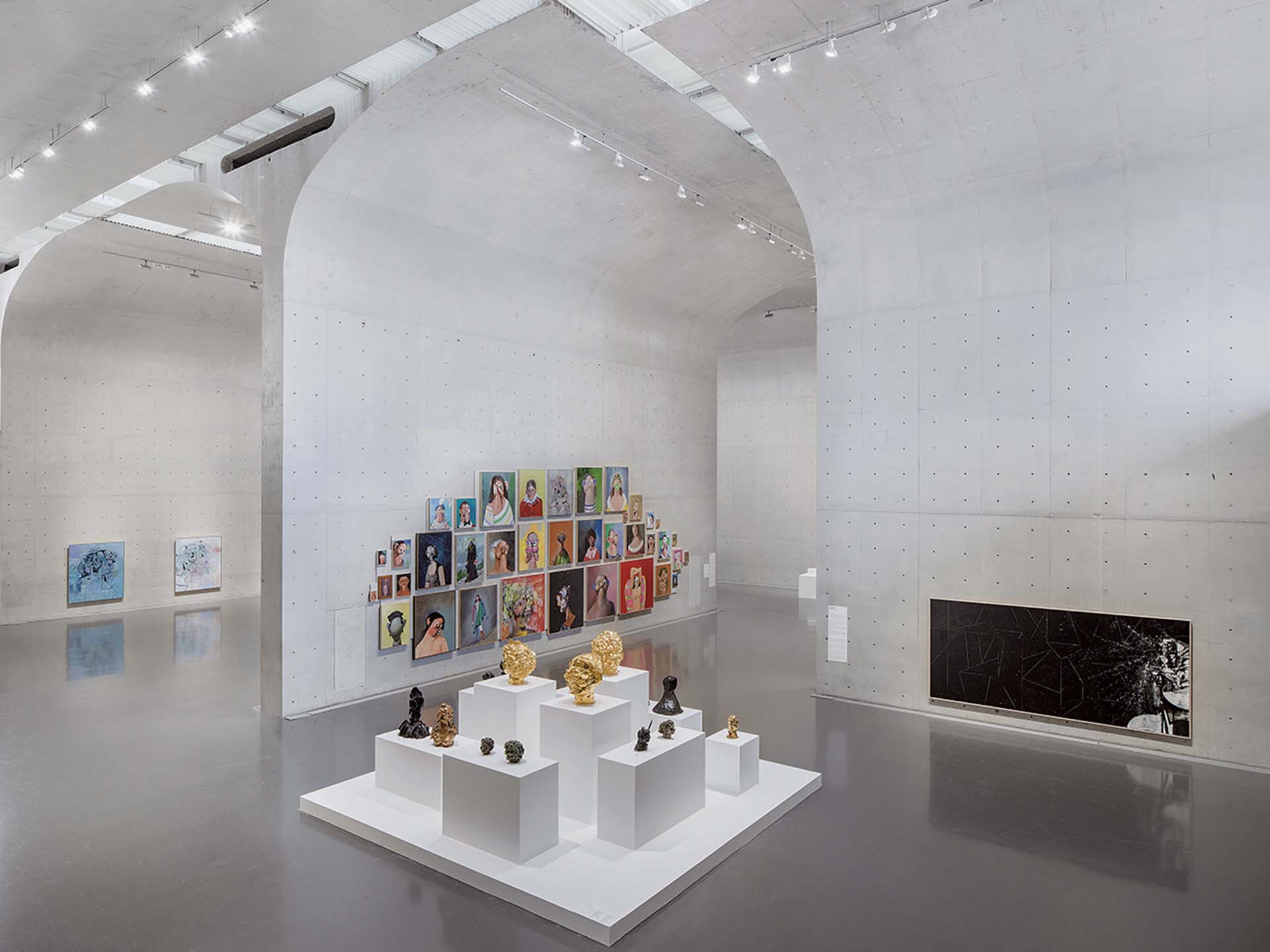 喬治．康多於上海龍美術館回顧展「圖像殿堂」展覽現場。（© George Condo，攝影／JJYPHOTO，Courtesy the artist and Hauser & Wirth）
