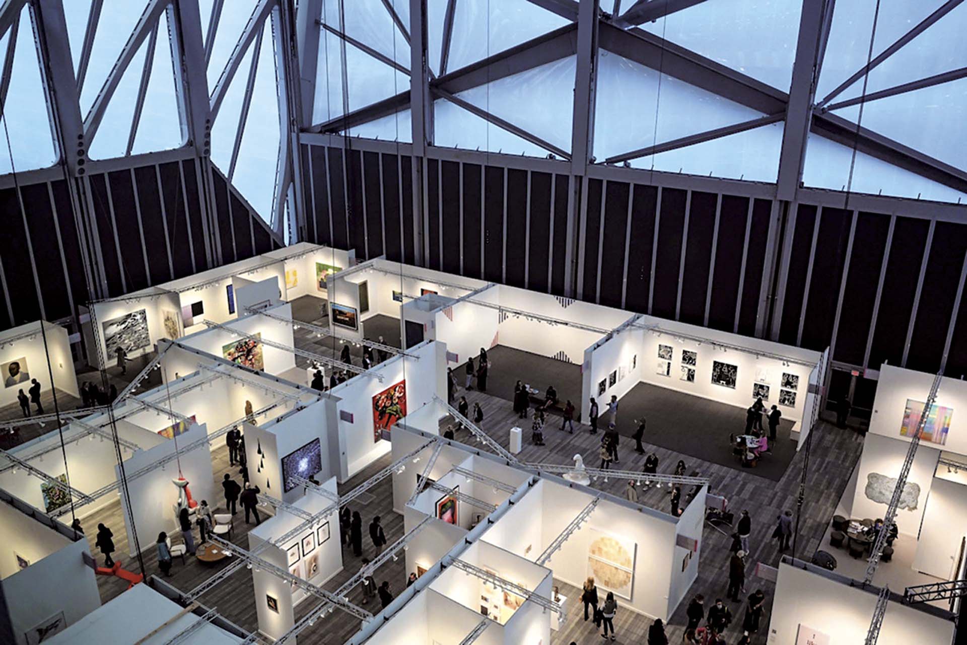 首爾於亞洲藝術市場的重要性逐漸上升，斐列茲藝博會（Frieze Art Fair）也於近期宣佈在2022年進入首爾，圖為2021年紐約斐列茲藝博會現場。（斐列茲提供）