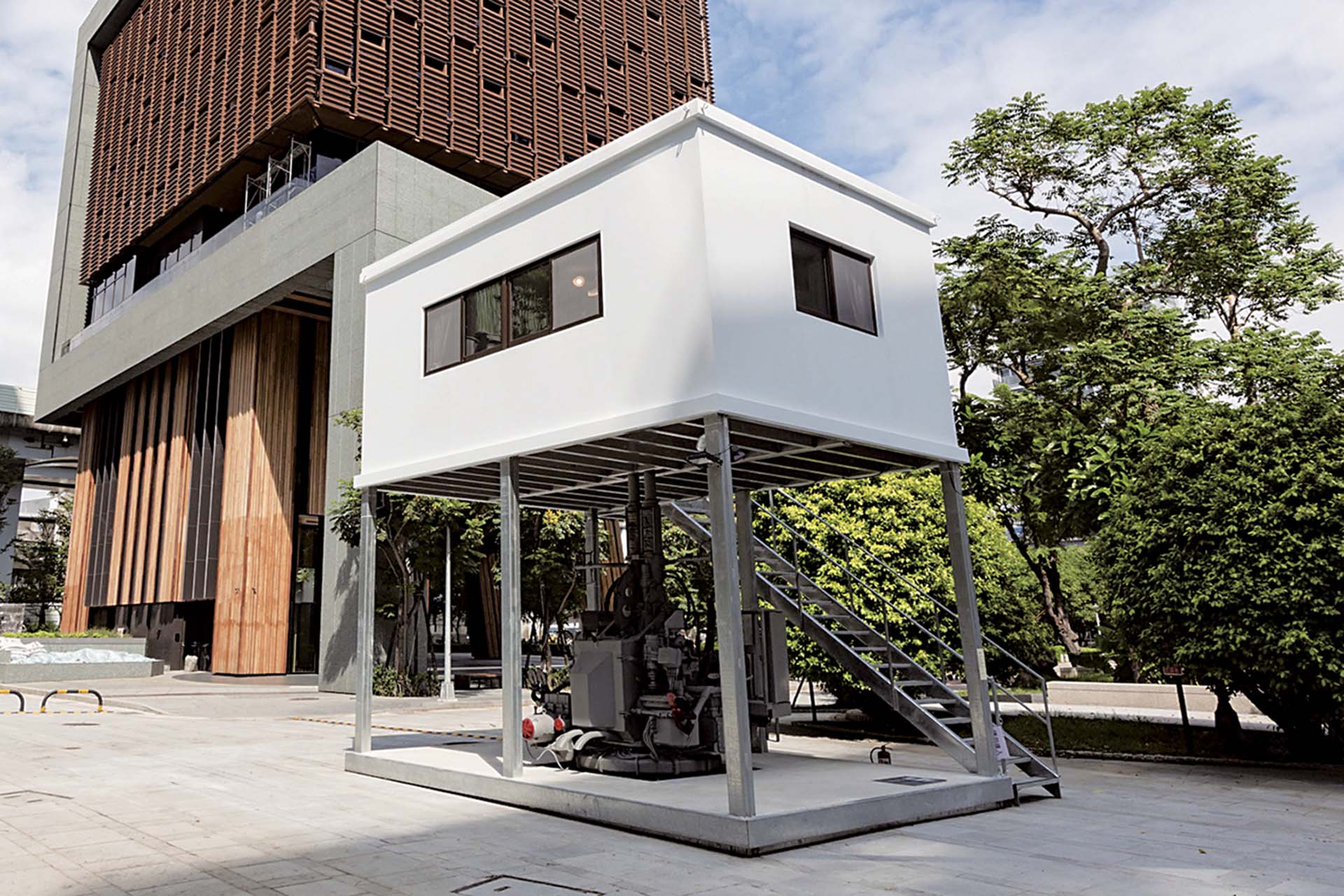 日本藝術家西野達作品《大砲花瓶》於「逆旅之域」中展出。（忠泰美術館提供）