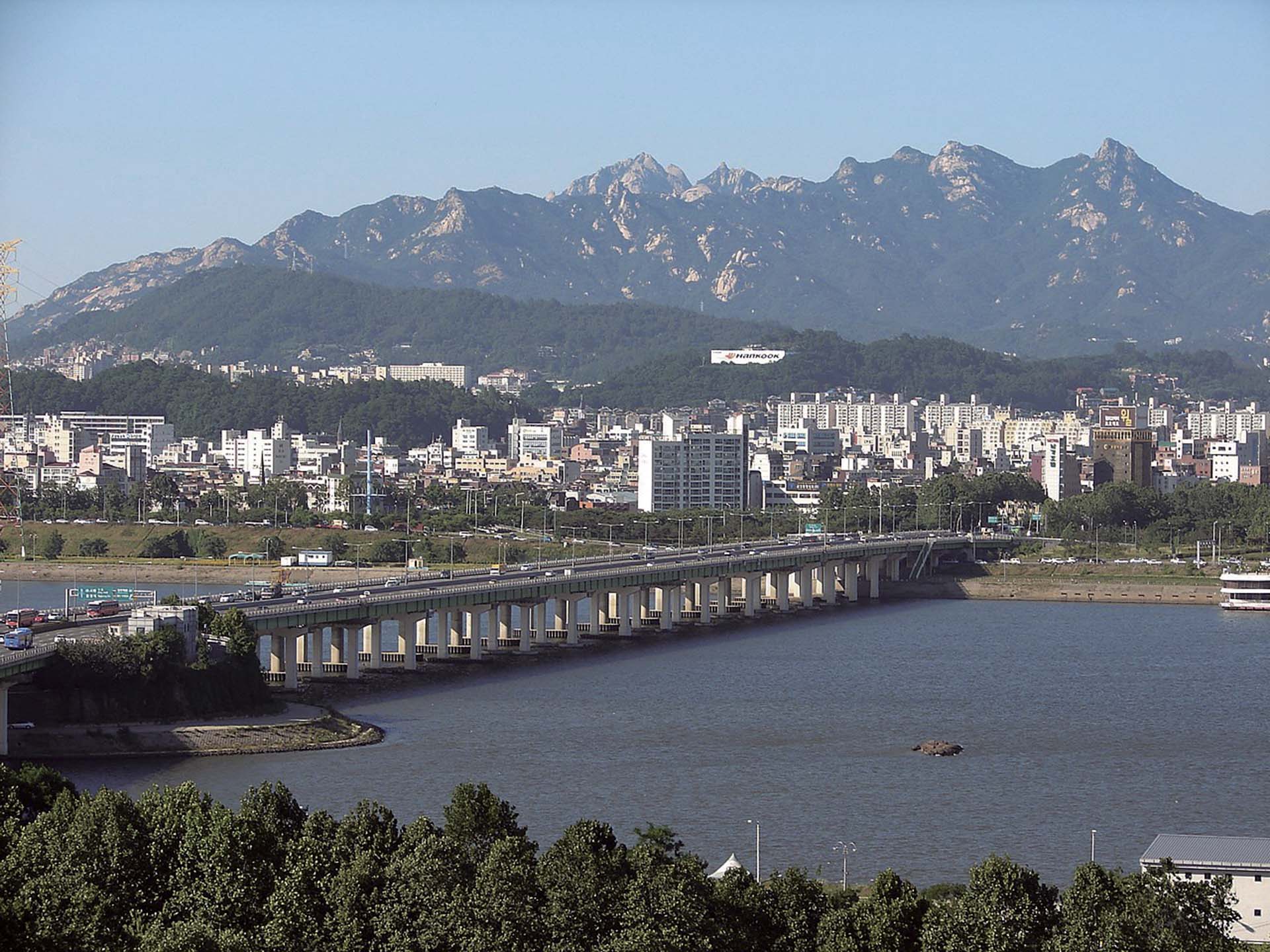 漢江奇蹟為韓國帶來高速的經濟成長，圖為漢江上的楊花大橋。（©Wikipedia）