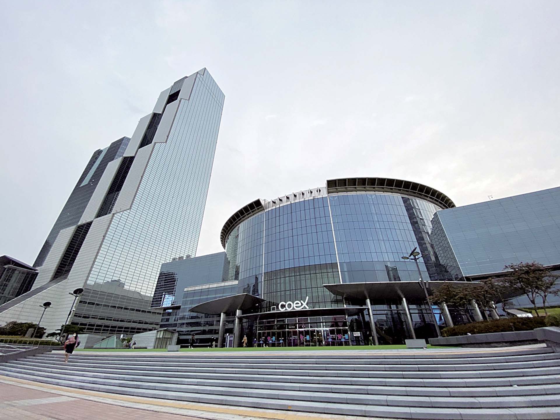 2022 Frieze Seoul將於首爾COEX會議暨展覽中心舉行，圖為COEX外觀。 （©Wikipedia）