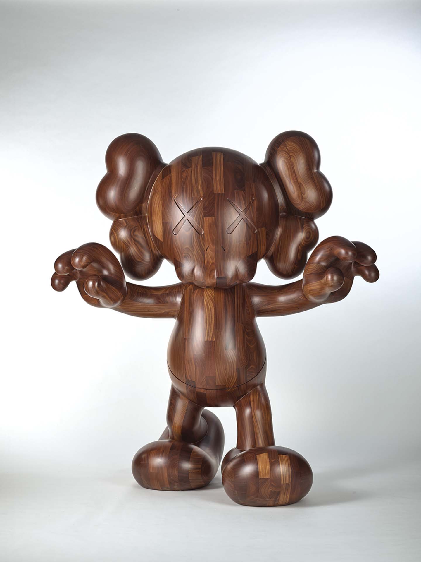 KAWS，《末日》，非洲柚木，2013，估價6,200,000–8,200,000港元。（保利拍賣與富藝斯提供）