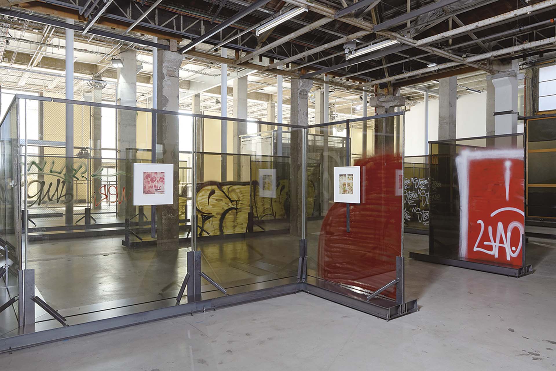 托姆布雷（Cy Twombly）作品《Unfinished Painting, N.D.》及安．伊姆霍夫作品《Maze》（2021）於「靜物」展覽現場。（攝影／Aurélien Mole，藝術家Galerie Buchholz及Sprüth…