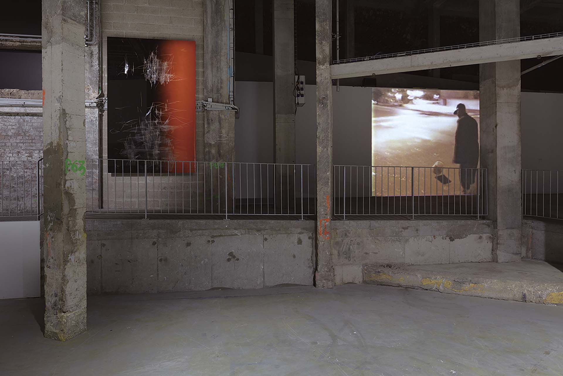 安．伊姆霍夫作品《人物I》（Figure〔I〕，2021）（左）及大衛．哈蒙斯（David Hammons）作品《Phat Free》（1995-1999）於「靜物」展覽現場。（攝影／Aurélien Mole，藝術家Galerie Buc…