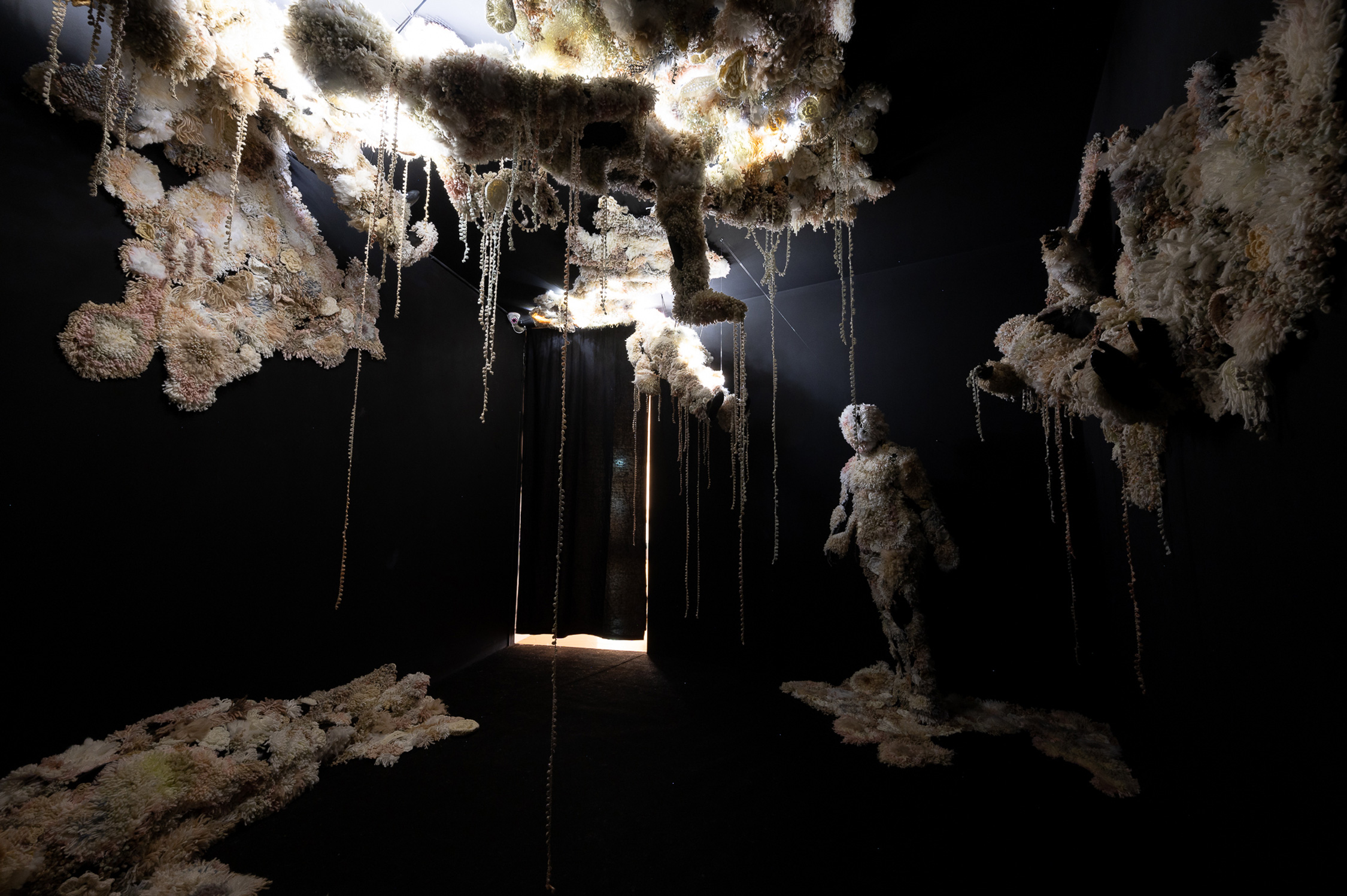 「2021桃源美展-立體造形類桃美獎」──吳佳容《我本是仰臥的青山一列》。（桃園市立美術館提供）