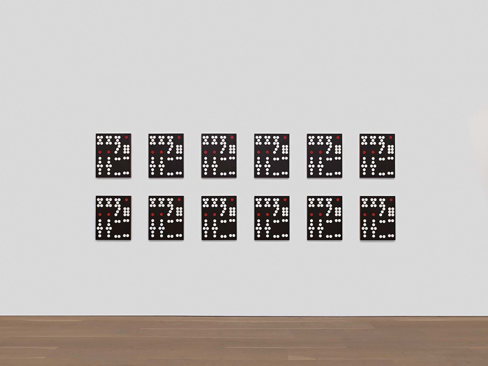 謝麗．利文，《香港多米諾：1-12》，12件紅木板上蛋彩畫，50.8×40.6cm（單件），2017。（© Sherrie Levine 藝術家及卓納畫廊提供）