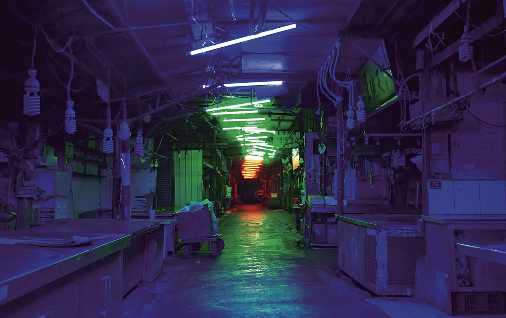 第19屆台新藝術獎視覺藝術獎作品「台北機電人2.0：訊息瘟疫」展覽現場，上圖為立方計劃空間展區，下圖為龍泉市場展區。（攝影／朱駿騰，台新銀行文化藝術基金會提供）