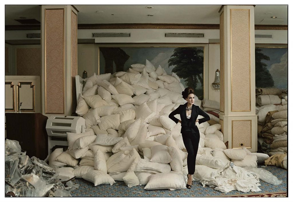 安妮．萊博維茨作品《莎拉．潔西卡．帕克，紐約廣場飯店，2005》（Sarah Jessica Parker, the Plaza Hotel, New York City, 2005）（©安妮．萊博維茨）