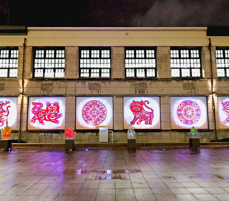 1.「虎虎哈嘻．大過虎年」展覽，夜晚還搭配熱鬧絢爛的光雕秀