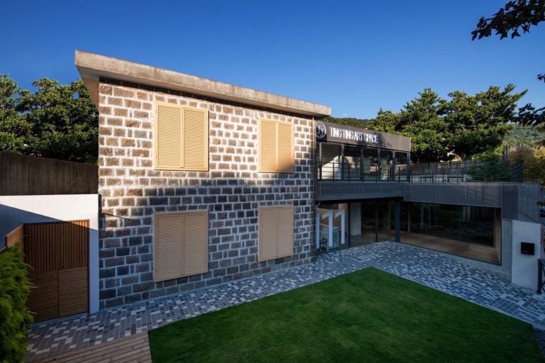 宛若隕石衝撞大地，丁丁藝術空間「TEKTITE HOUSE隕石之屋」正式開幕