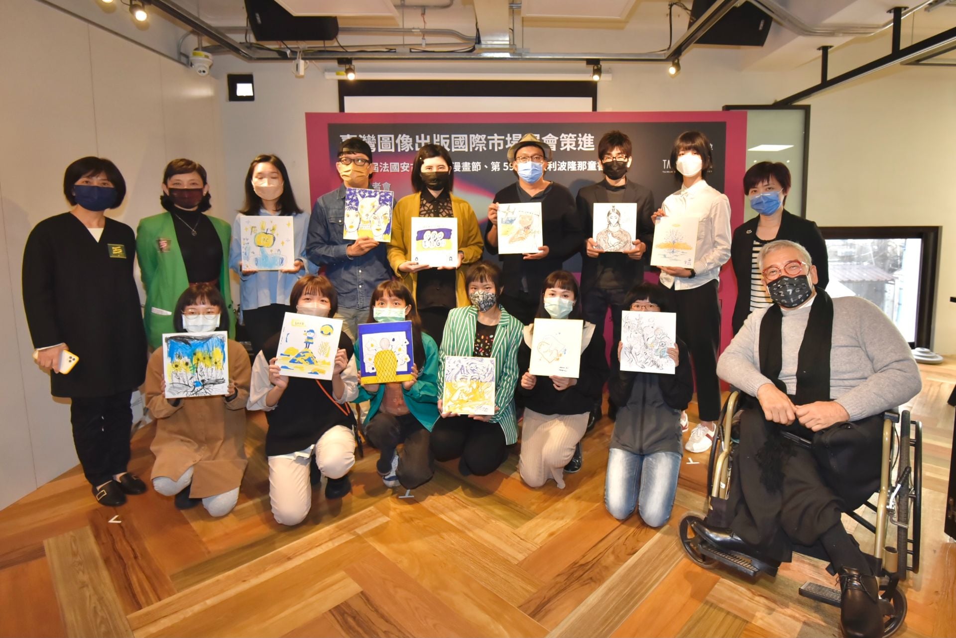 安古蘭國際漫畫節與波隆那童書展參與創作者合影。後排左起台北書展基金會執行長王秀銀、文策院副院長張文櫻、張筱琦、阿尼默、Elainee、葉長青、NOBI璋、雷、文化部人文司司長陳瑩芳。前排左起黃一文、陳怡今、張梓鈞、Eli LIN、Pam P…