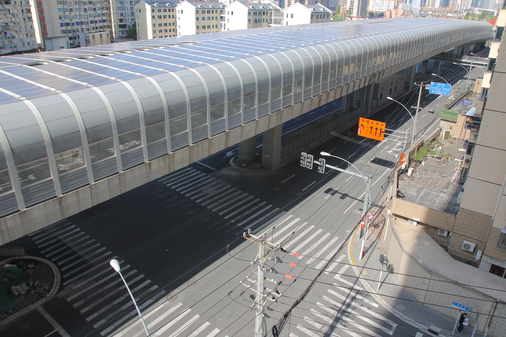 2022年4月,上海空無一人的街道。(卞卡提供)