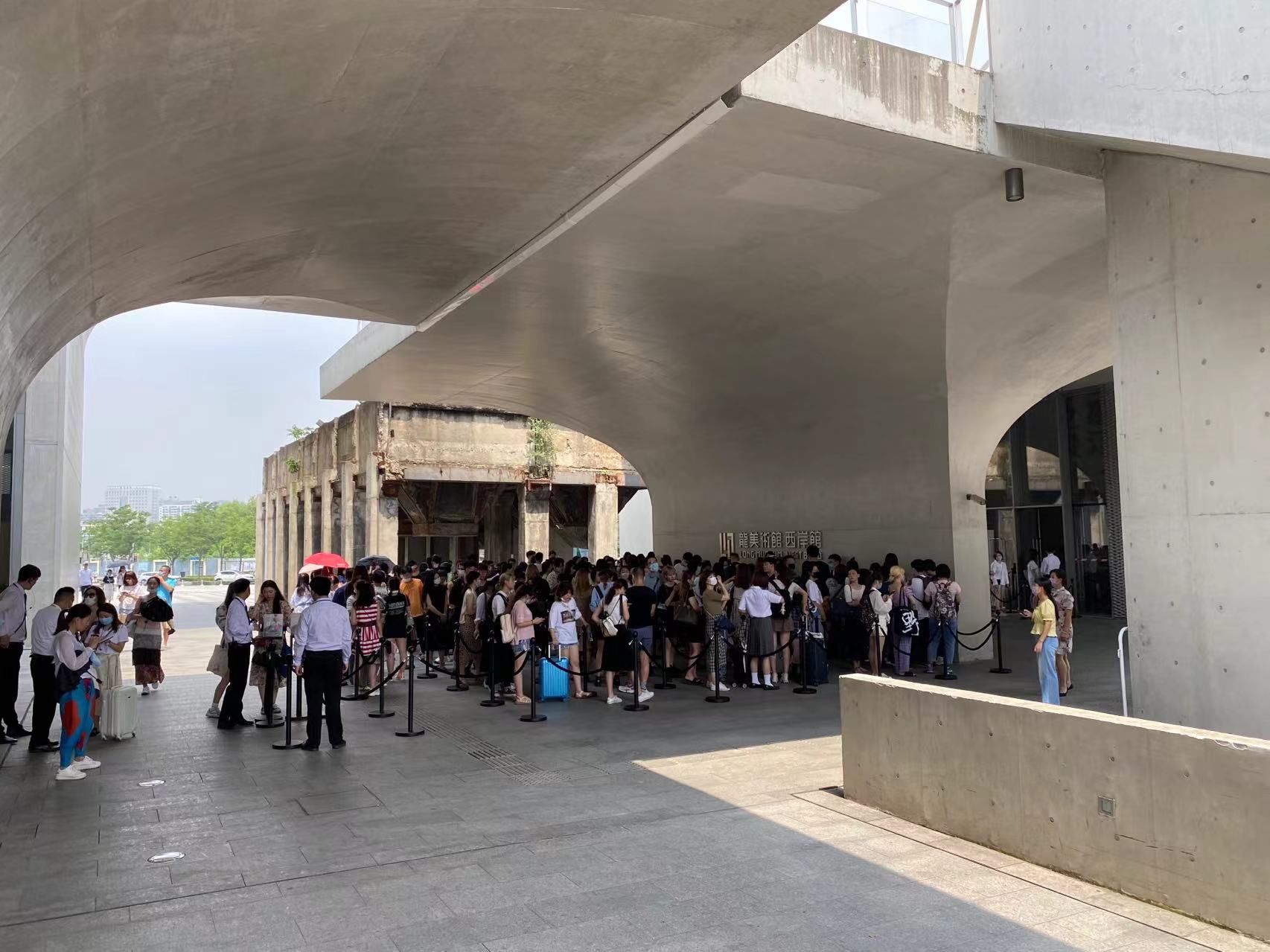 2019年龍美術館西岸館一場奢侈品牌大展外長長的隊伍。(卞卡提供)