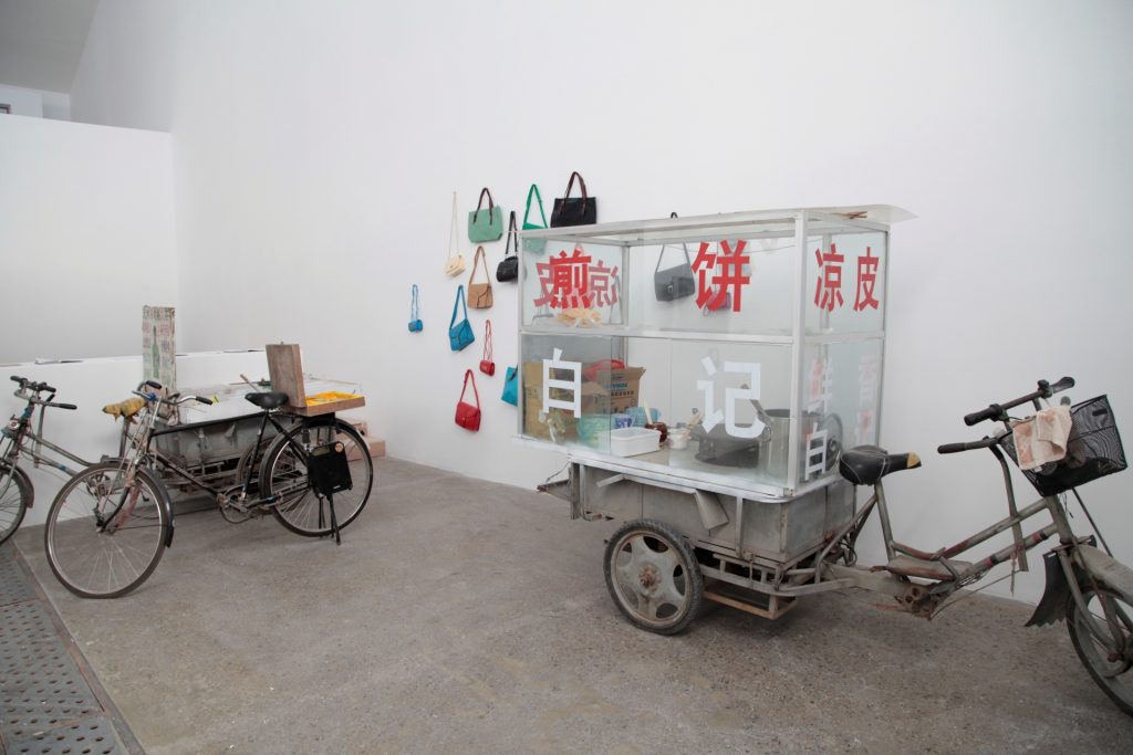 2014年展覽「不在圖像中行動」現場一景。(卞卡提供)