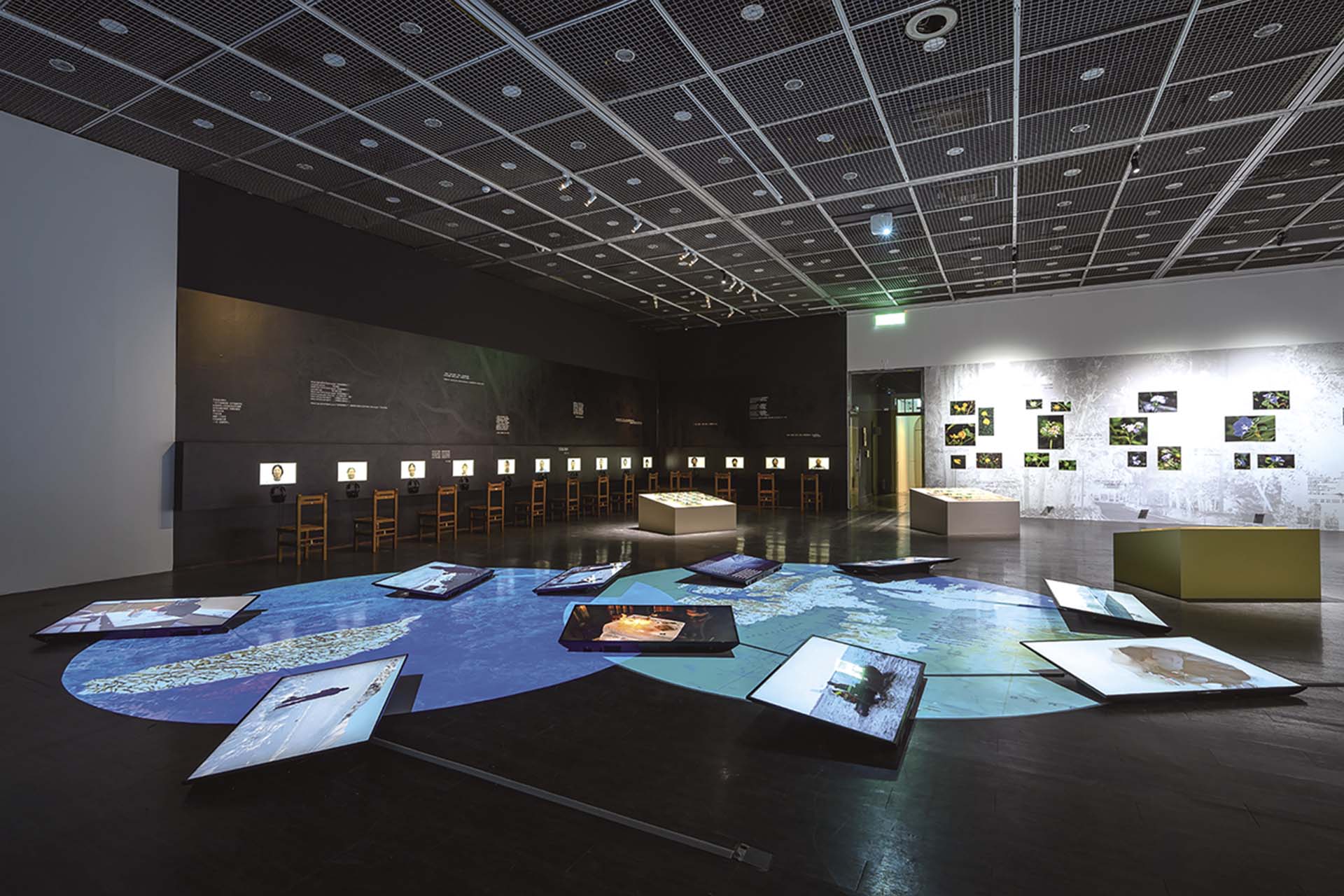 崔廣宇個展「二〇一〇極地日誌：錯誤的冰塊」於「歷史．當代」展覽現場的重現，遠處為陳建北「吾鄉、吾土系列二：你甘知影阮的名─台北植物園」。（台北當代藝術館提供）