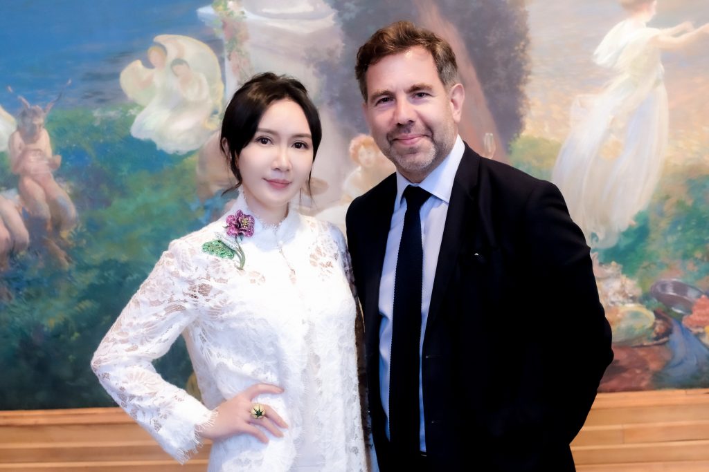 Anna Hu與裝飾藝術博物館館長 Olivier Gabet 先生出席太極蛇形戒鐲捐贈儀式。(ANNA HU提供)