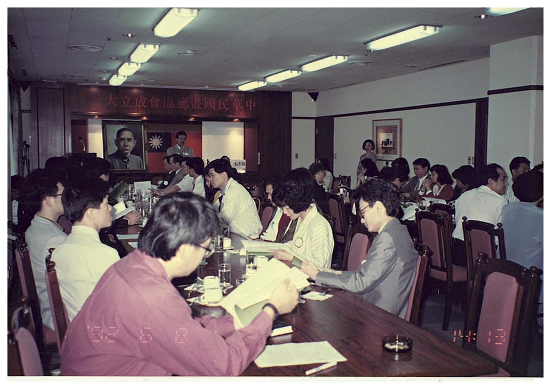1992年畫廊協會成立大會,今年2022年為成立30週年。(社團法人中華民國畫廊協會提供)
