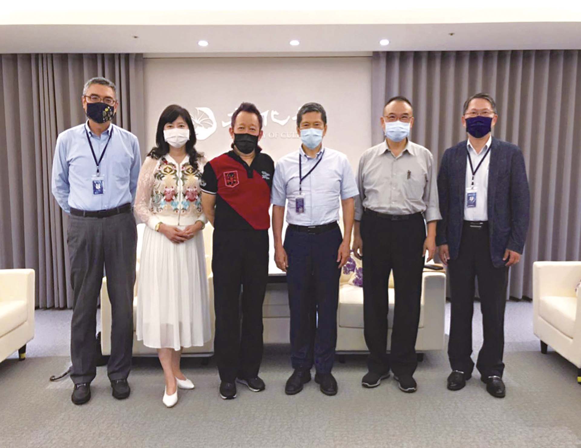 理事長張逸羣(左三)與秘書長游文玫(左二)拜會文化部,與政府部門溝通,使藝術產業更具競爭力。(社團法人中華民國畫廊協會提供)