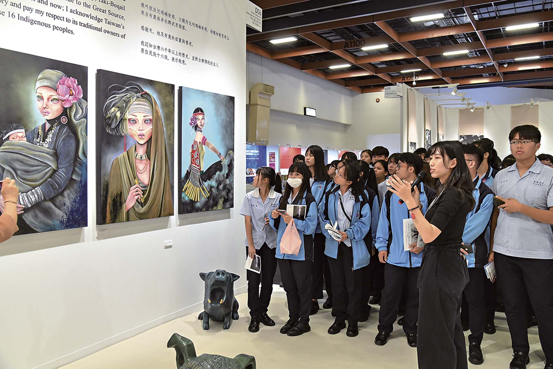 畫廊協會設置「藝術教育日」帶領學生參觀台北藝博展場。(社團法人中華民國畫廊協會提供)