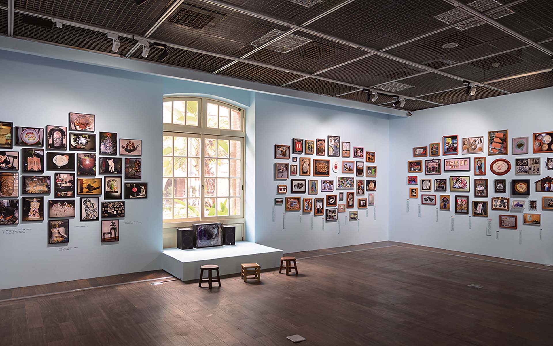 張美陵《你們家有什麼東西可以拿到美術館展覽？》（2001+2021）於「歷史．當代」展覽現場。（台北當代藝術館提供）