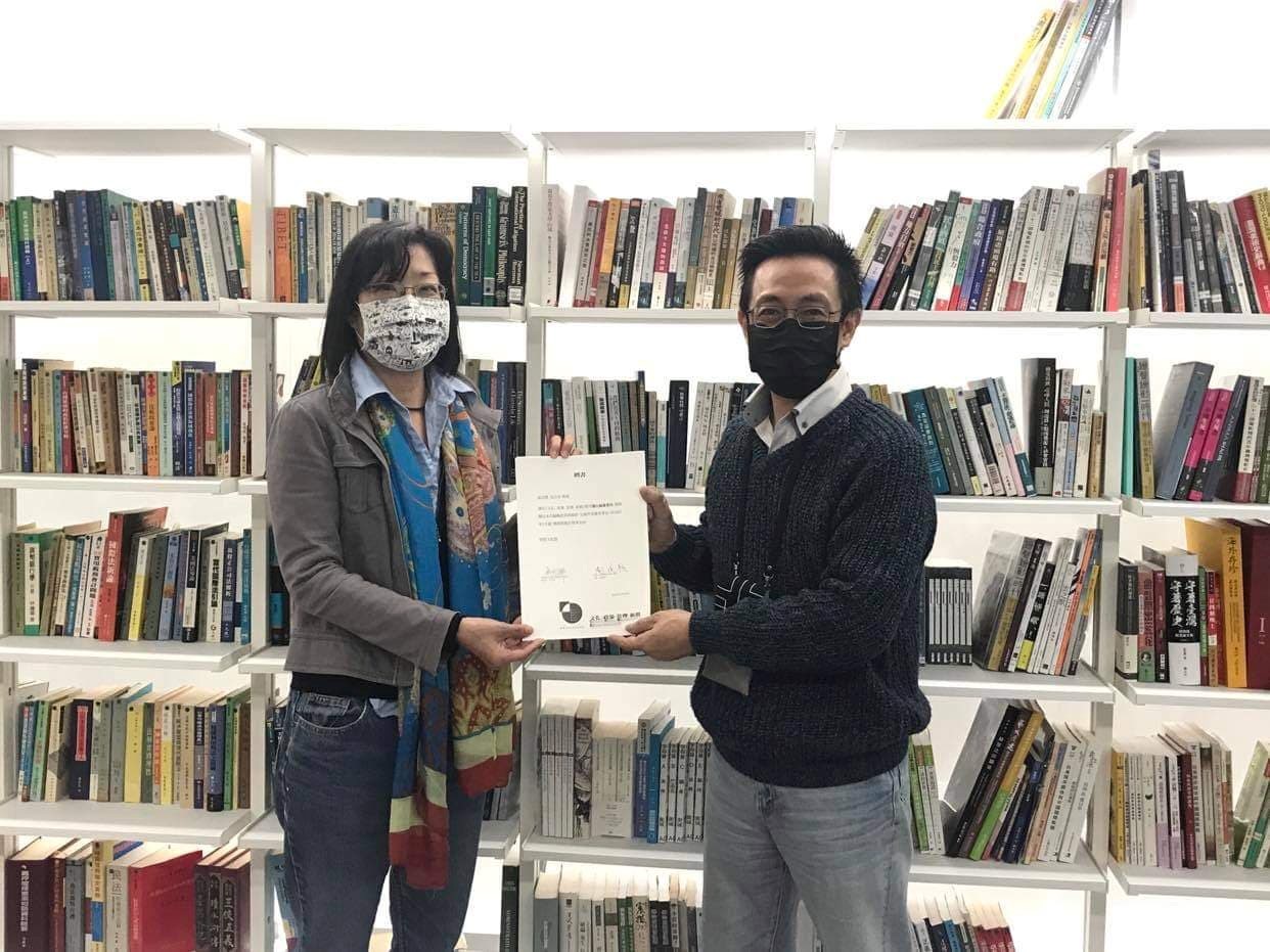 台灣文化政策研究學會理事長吳介祥遴聘劉俊裕擔任《文化:政策.管理.新創》期刊主編。(社團法人台灣文化政策研究學會提供)