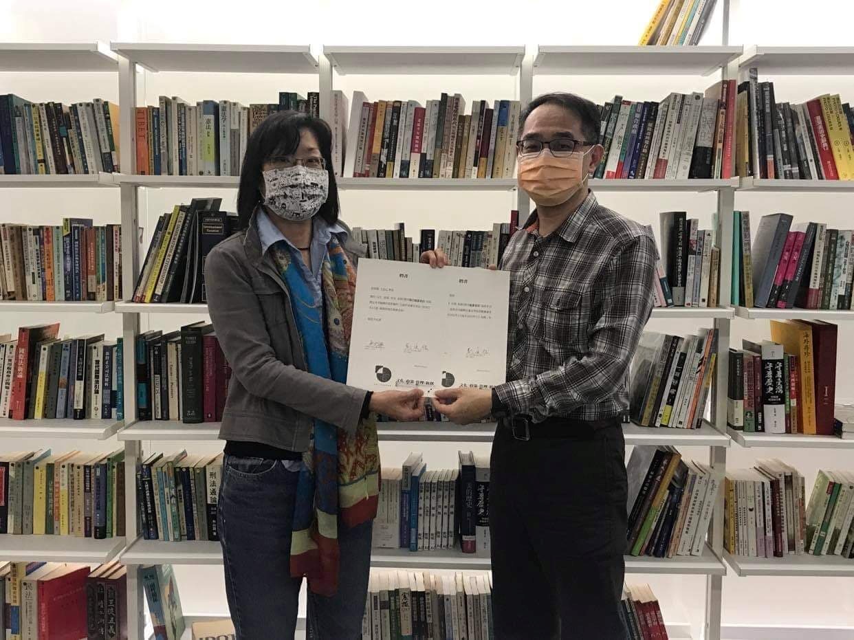 台灣文化政策研究學會理事長吳介祥遴聘王志弘擔任《文化:政策.管理.新創》期刊執行編審委員。(社團法人台灣文化政策研究學會提供)