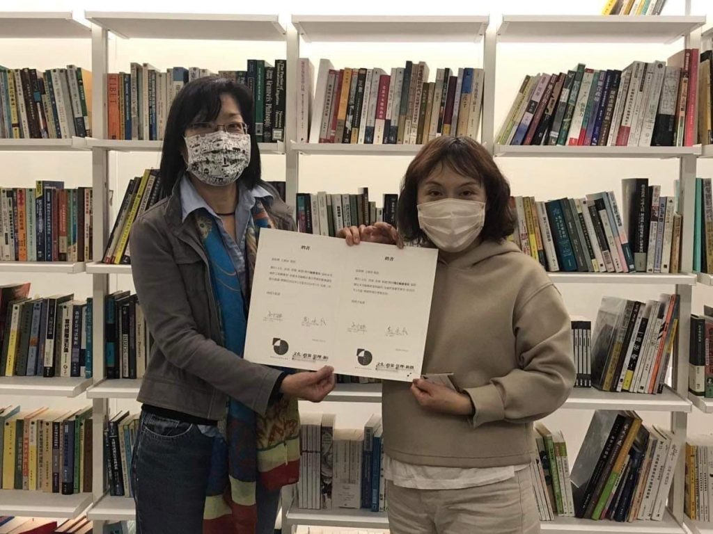 台灣文化政策研究學會理事長吳介祥遴聘王俐容擔任《文化:政策.管理.新創》期刊執行編審委員。(社團法人台灣文化政策研究學會提供)