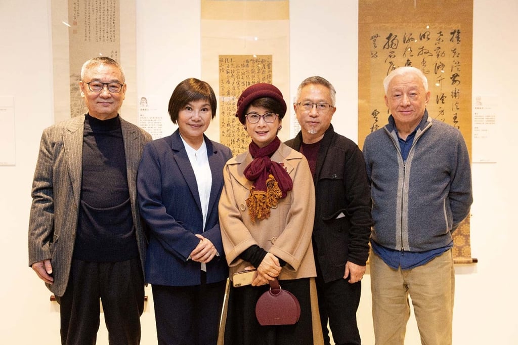 創時講堂「歷代高僧書法展」2020年12月19日開幕式貴賓合影。左起：何國慶、唐美雲、大愛電視總監葉樹姍與建築師宋文嶽伉儷、聯華電子榮譽董事長曹興誠。（何創時書法藝術基金會提供）
