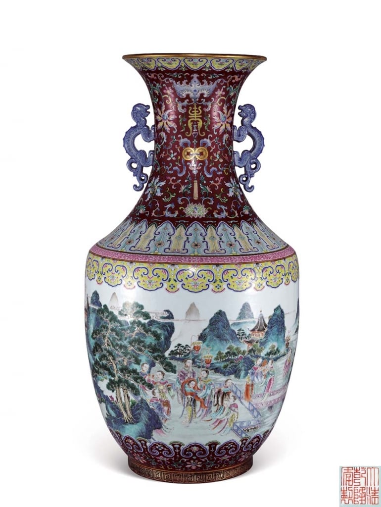 清乾隆〈洋彩胭脂紫地描金通景「歌舞昇平」福在眼前雙螭耳大瓶〉。圖/本刊資料室。