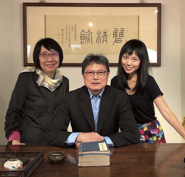 「雙清館／30古吧」雙清文教基金會創辦人洪三雄（中）、陳玲玉（左）賢伉儷及執行長洪紹凡（右）合影。圖／雙清文教基金會。