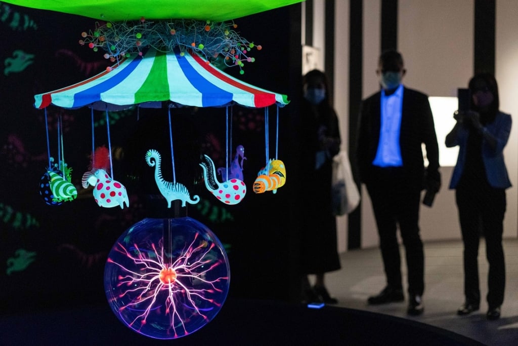 展覽內容除了平面手稿作品外，也有眾多多媒體及立體展示內容。圖為作品「旋轉木馬」（圖／時藝多媒體《提姆波頓異想世界展》）