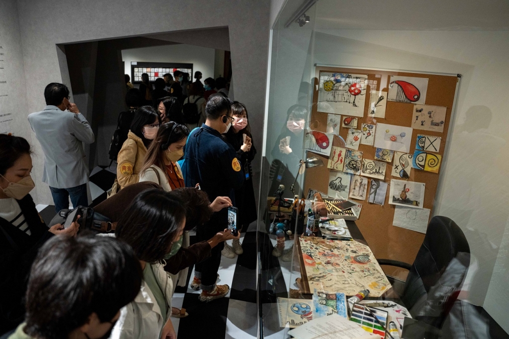 展覽特別將波頓導演「真實」工作室擺設、內容物原汁原味搬移來臺。（圖／時藝多媒體《提姆波頓異想世界展》）